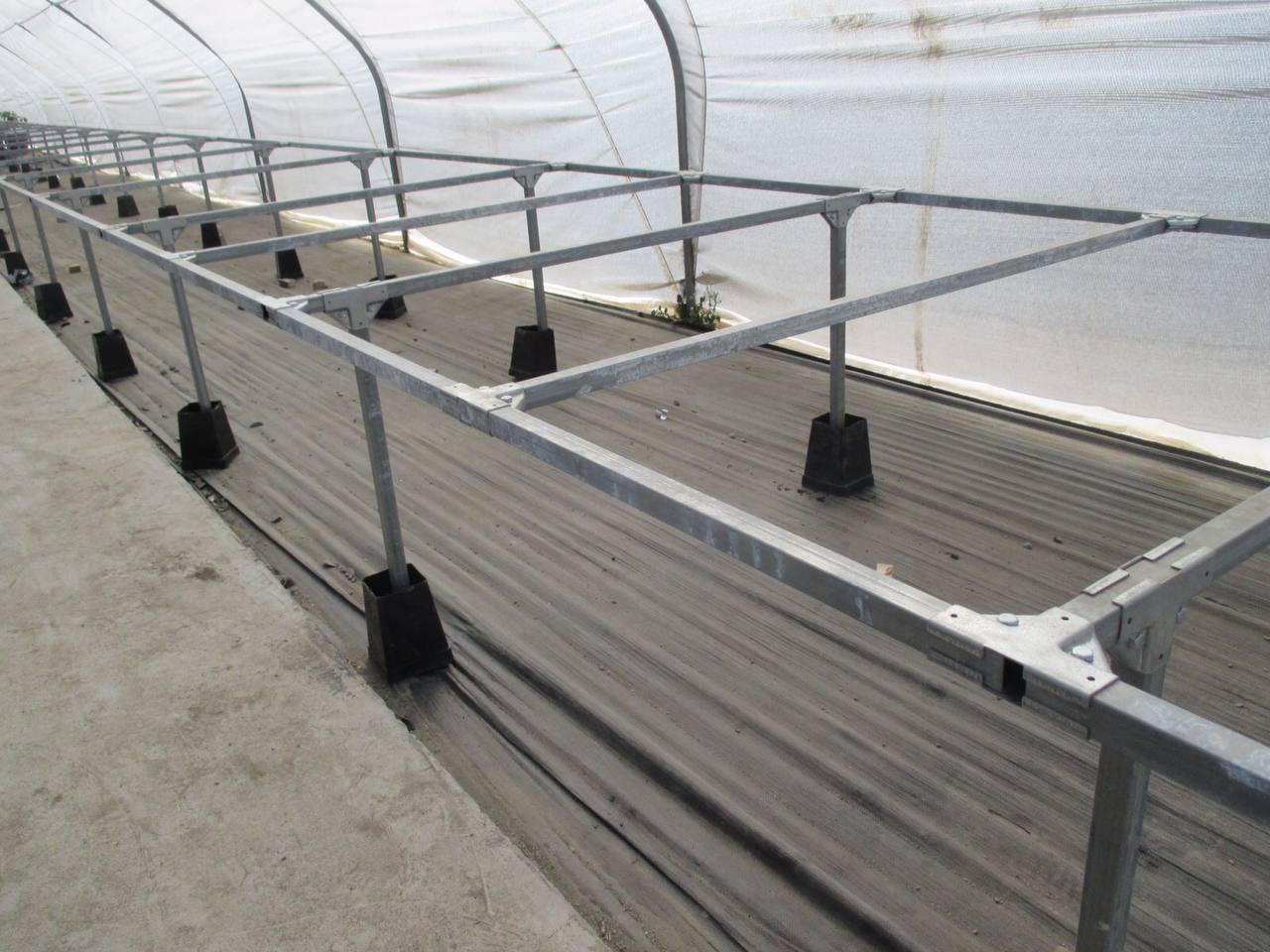 Instalación de soportes de acero galvanizado para invernadero
